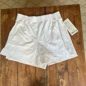Lululemon Stretch Woven Relaxed-Fit HR Short 4 inch size Medium NWT